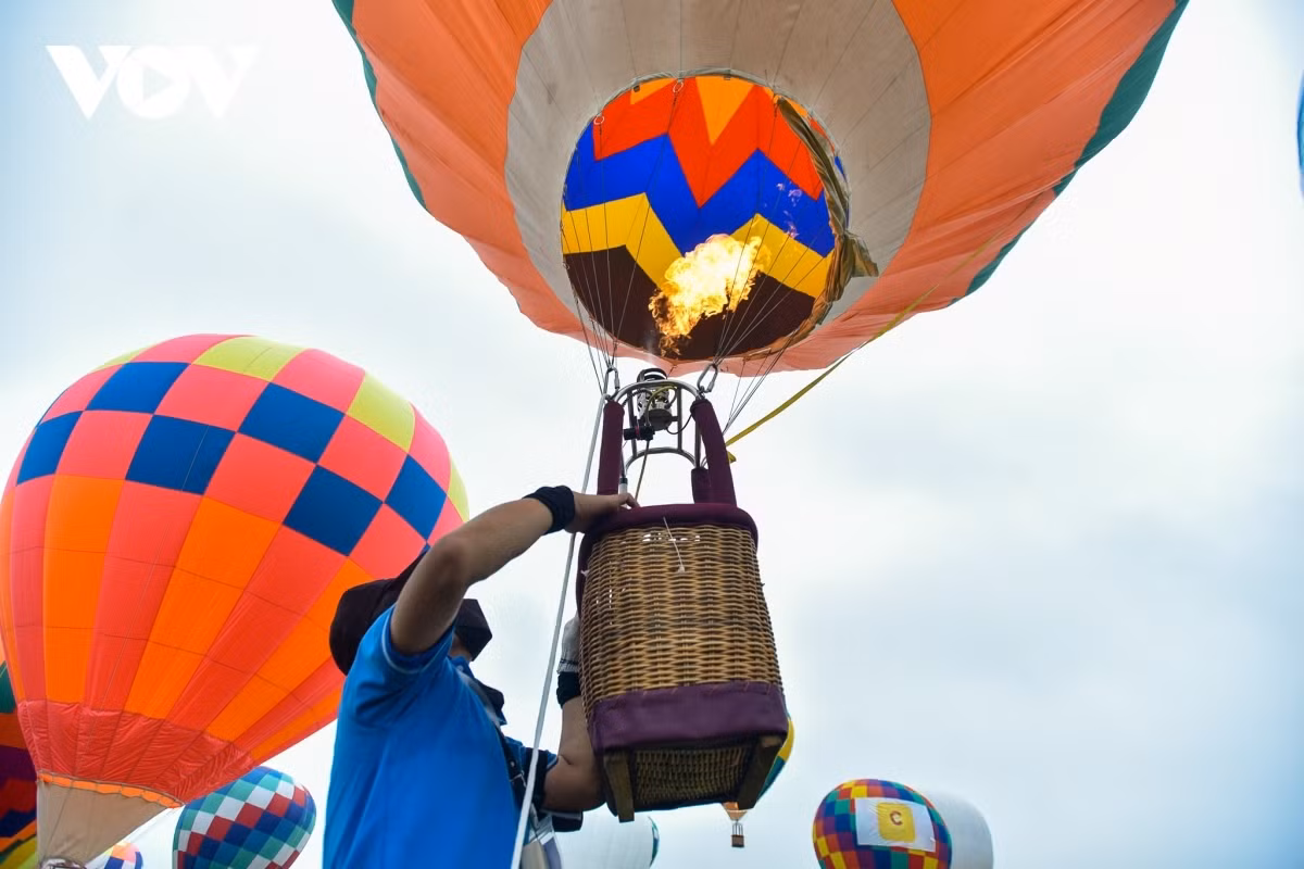 The event is jointly organised by Hanoi’s tourism authority and the Chien Thang Company (VMG) as part of "Hanoi Tourism 2022" which aims to celebrate the reopening of tourism, thereby serving to welcome international tourists back to the capital.