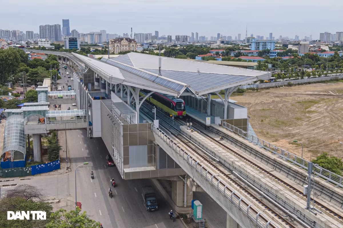 The trains pass through Mai Dich Station.