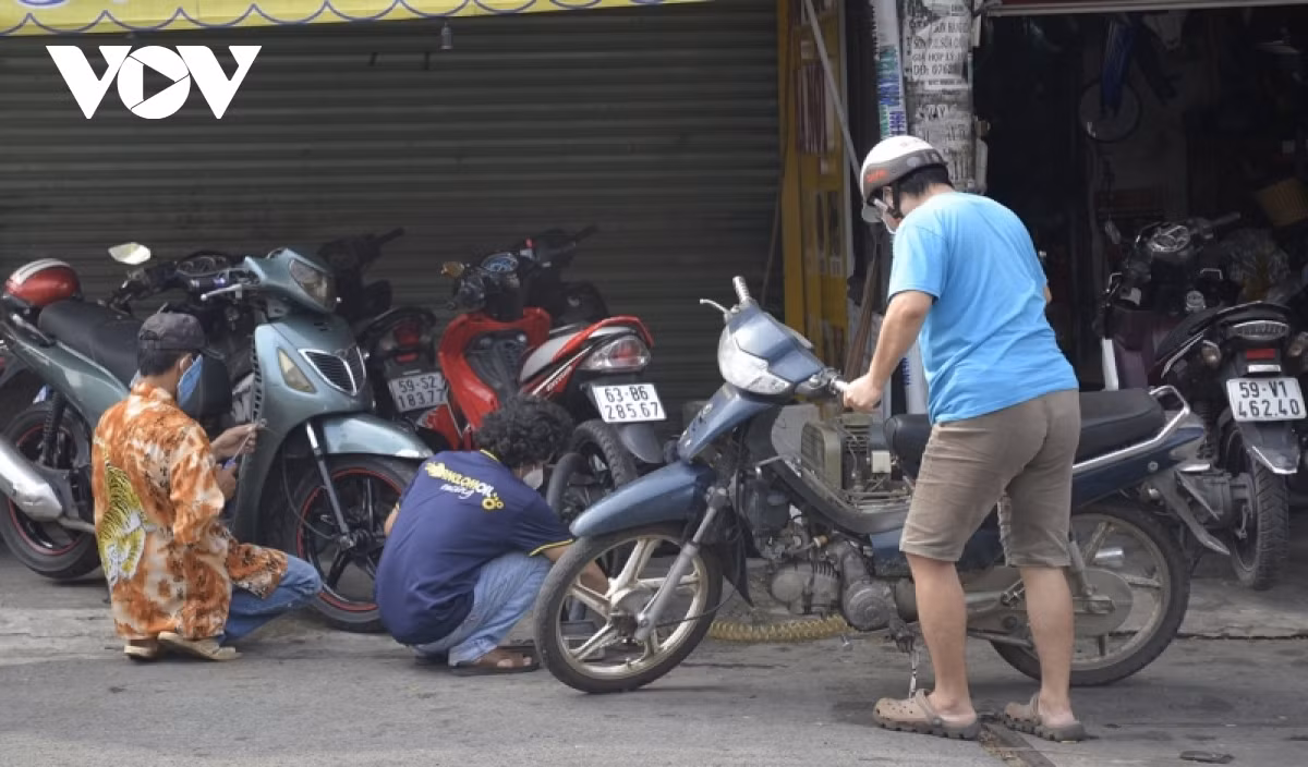 HCM City busy on first day of entering “new normal” ảnh 6 Many local people bring their motorbikes for repairs after the long social distancing period.