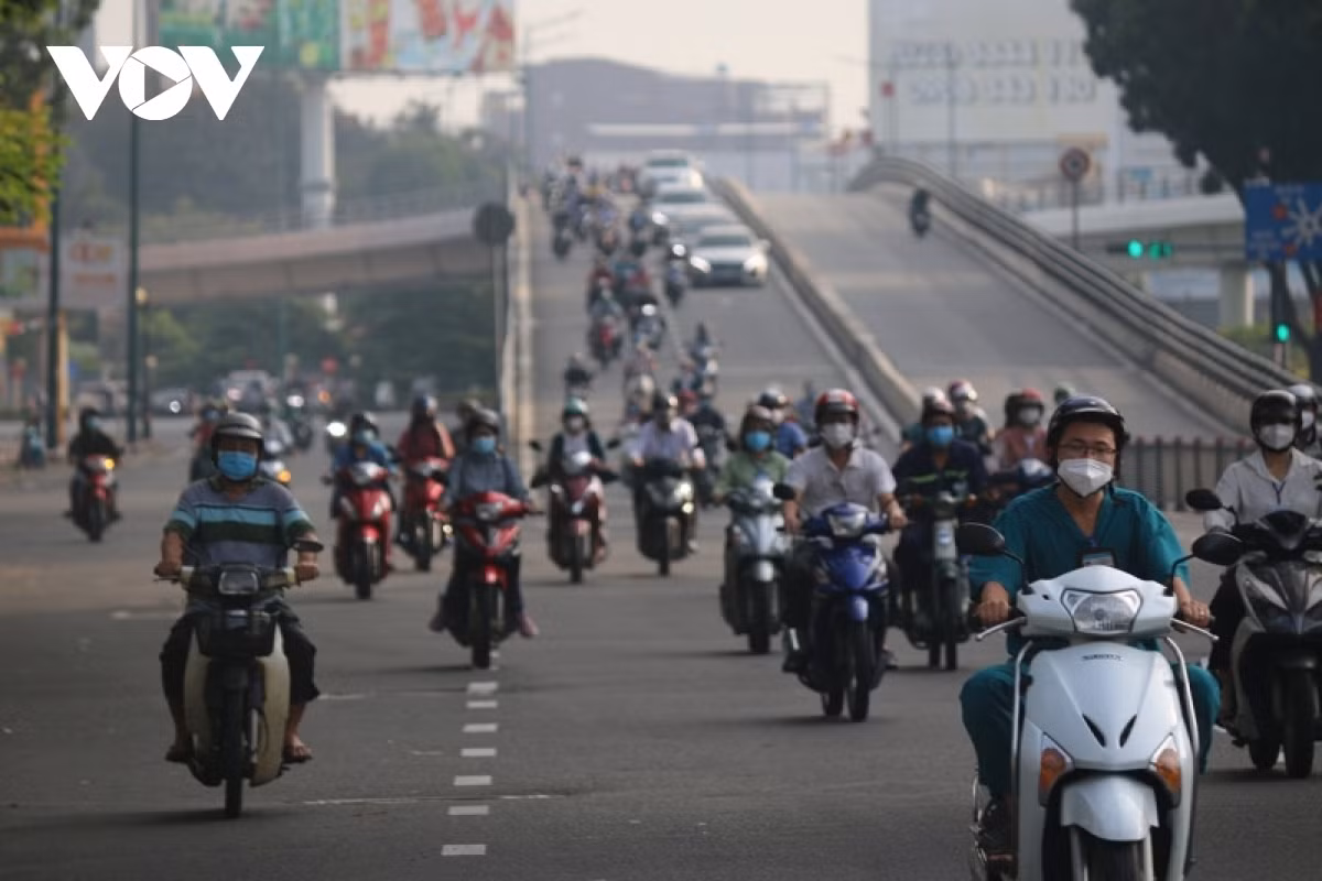 HCM City busy on first day of entering “new normal” ảnh 16 Ho Chi Minh City eases social distancing measures and moves into a “new normal” state from September 30, although most activities are reopening in a cautious manner and following the “Safety First” slogan.