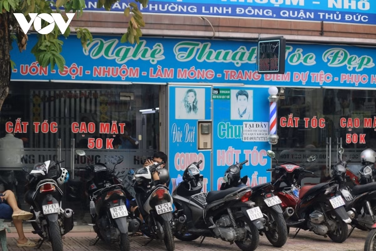 HCM City busy on first day of entering “new normal” ảnh 8 A barber shop is packed with customers throughout the morning.