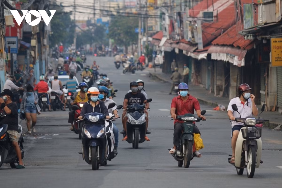 HCM City busy on first day of entering “new normal” ảnh 12 The “new normal” state seems to have spread to every corner of Ho Chi Minh City.