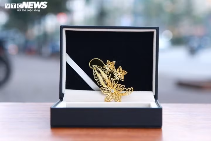 Gift market bursting ahead of International Women’s Day ảnh 6 24K gold-plated roses and flowers prove to be highly sought after this year. Orchids plated with gold are worth VND1.5 million each.