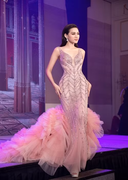 Do Long is also the designer of two evening gowns that the Vietnamese representative will wear during the final night of Miss World 2021.