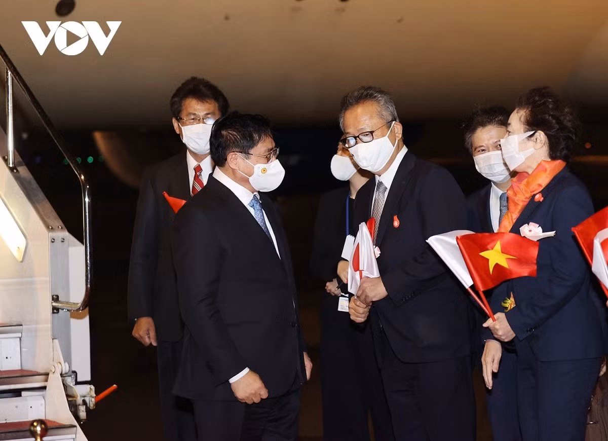 &nbsp;Japanese Government representatives welcome Prime Minister Pham Minh Chinh at Haneda airport.