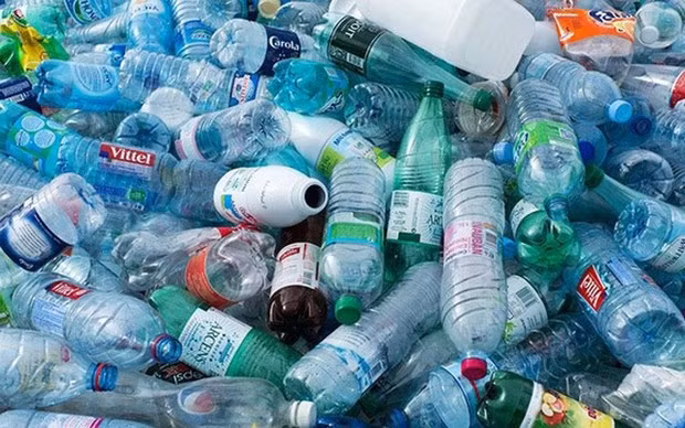 Exhibition raises public awareness on plastic waste reduction ảnh 1 Exhibition raises public awareness on plastic waste reduction ảnh 1
