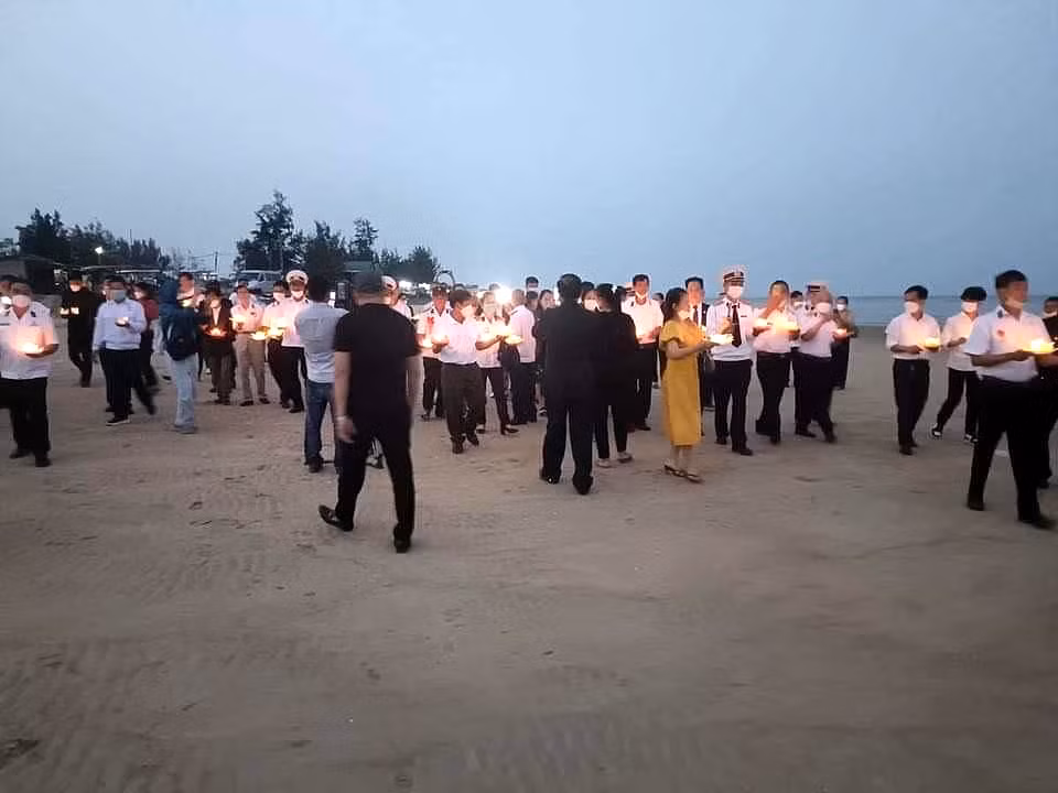 They all burned and released lanterns into the sea – a Buddhist ritual to show respect for the dead and pray for peace. Among the participants were tens of war veterans many of whom were comrades of the martyrs.