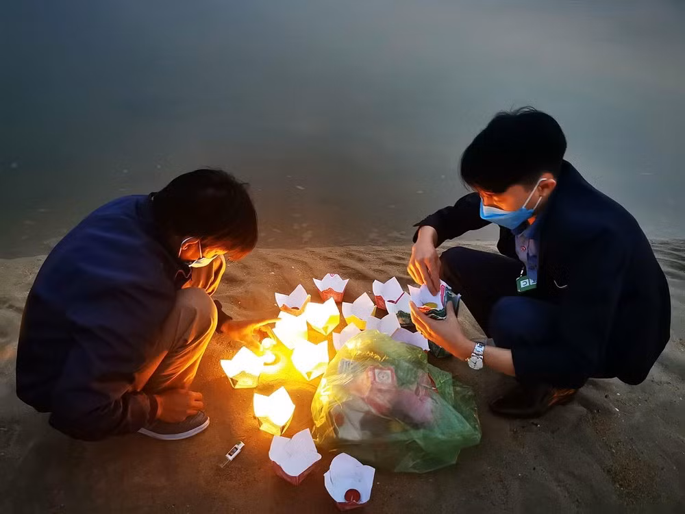 On March 13 evening, hundreds of relatives and comrades of the martyrs from Quang Tri, Quang Binh and Ha Tinh provinces gathered at Thien Cam sea of Ha TInh to pay tribute to the martyrs.