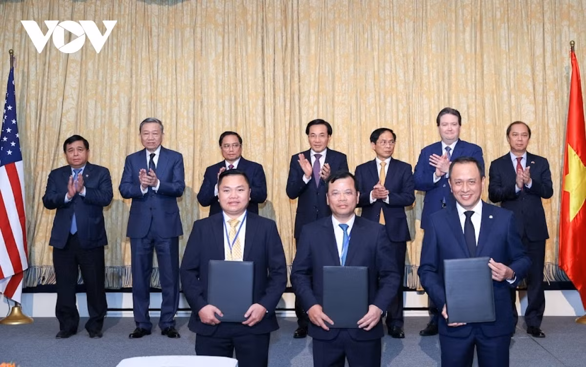 Fresh opportunities for Vietnam-US cooperation in tourism development and trade ảnh 5 Vice Chairman of Bac Giang provincial People's Committee Phan The Tuan, and representatives of Vietnam Airlines and Emission Resources exchange a memorandum of understanding on export promotion and consumption of lychee and agricultural products.