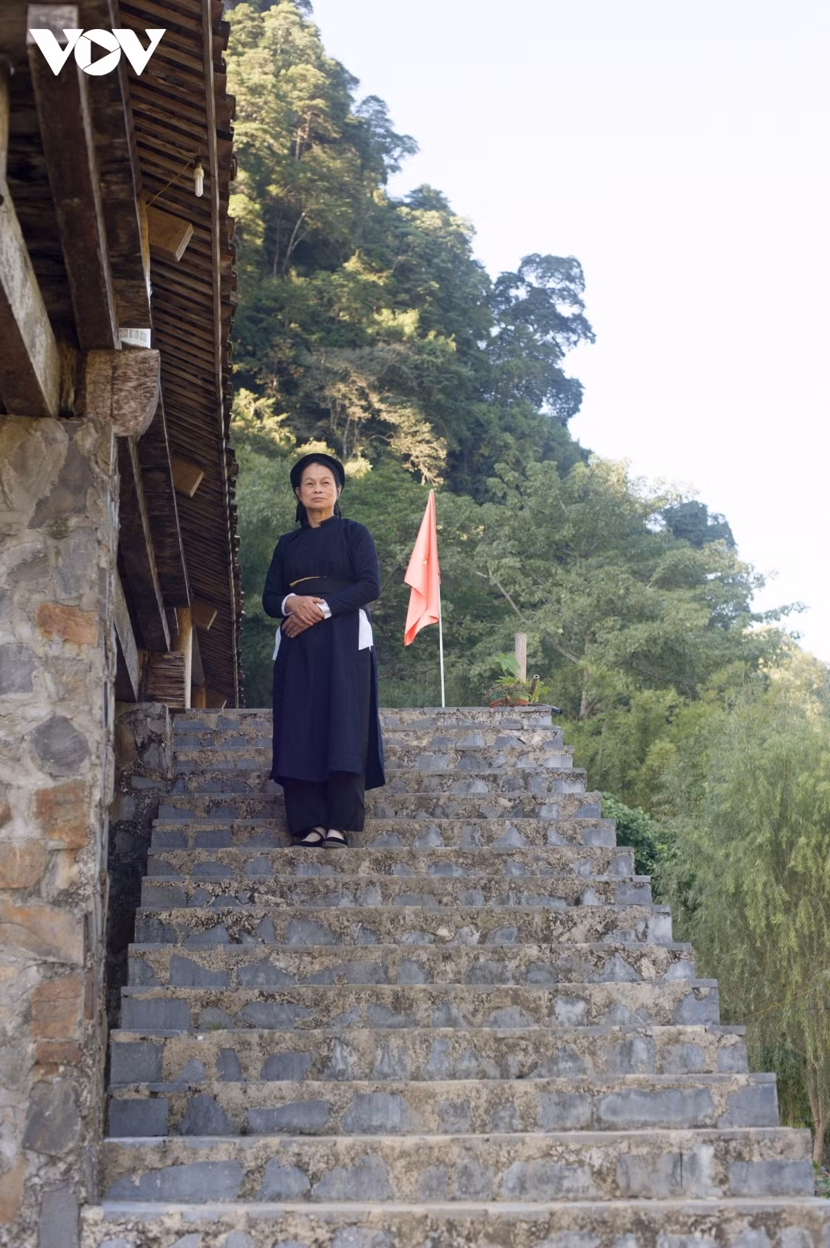 Discover unique Khuoi Ky stone village in Cao Bang ảnh 6 Even the stairs of the stilt houses are built using mountain stones.