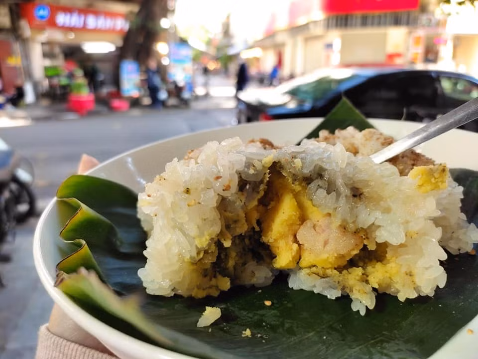 Visitors to Hanoi don't miss seasonal treats ảnh 5 The Banh khuc is one among the should-not-to-miss specialties of Hanoi in the fall winter. Photo: Cong Vu
