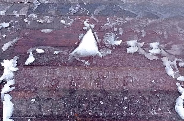 A light rain mixed with snow occurred on Mount Fansipan on February 6 .