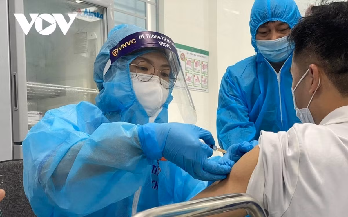 hanoi to complete covid-19 booster vaccination in july picture 1