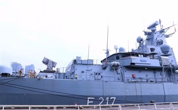 Frigate FGS Bayern&nbsp;arrives at Nha Rong Wharf in HCM City&nbsp; (Photo: VNA)
