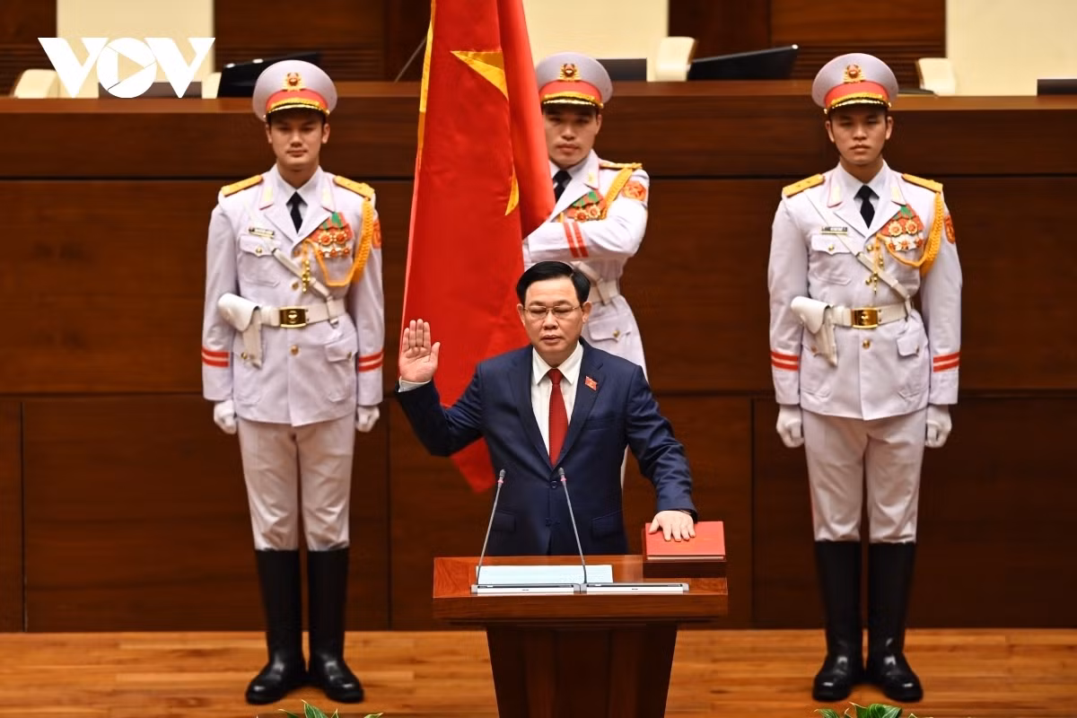 NA Chairman Vuong Dinh Hue takes an oath at the 11th session of the 14th National Assembly