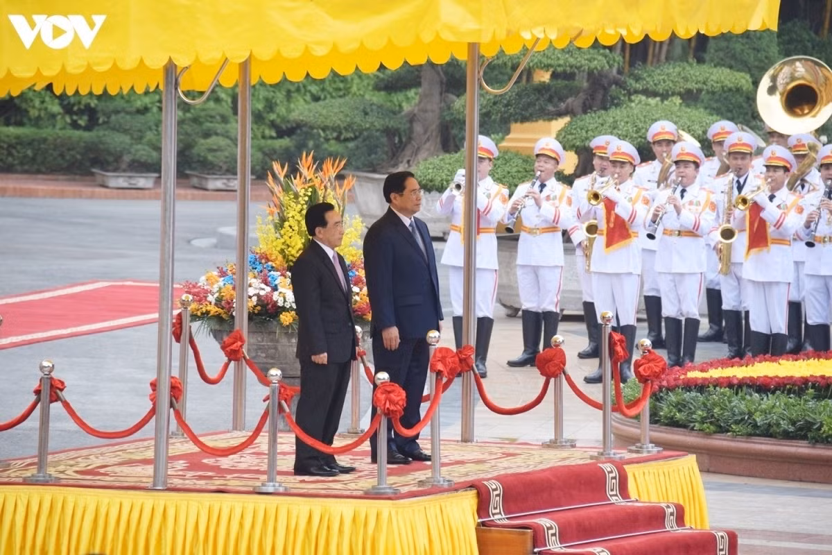 Highlights of Laos PM’s visit to Vietnam in photos ảnh 1 Vietnamese PM Chinh hosts a ceremony at the Presidential Palace in Hanoi on January 8 to welcome the Lao leader.