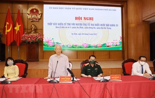 Party General Secretary Nguyen Phu Trong&nbsp;(standing) speaks at the meeting with Hanoi's voters (Photo: VNA)