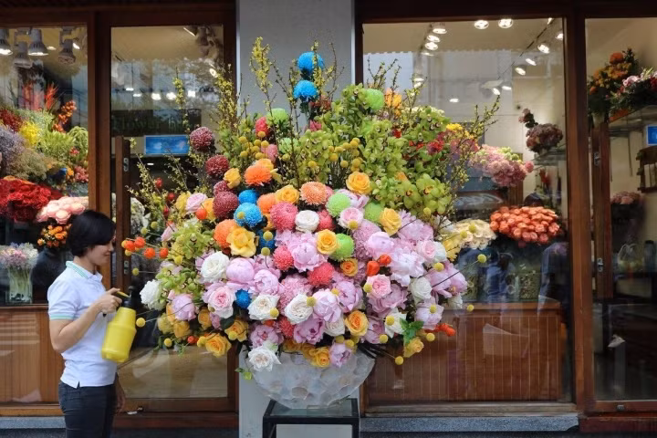 Gift market bursting ahead of International Women’s Day ảnh 5 Flower vases costing several tens of millions of VND receive plenty of orders from wealthy people on the occasion of International Women’s Day. A two-metre high flower vase costs VND65 million.