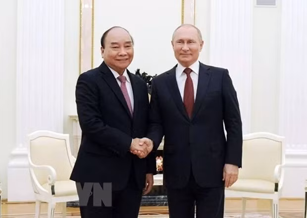 President Nguyen Xuan Phuc (L) is welcomed by his Russian counterpart Vladimir Putin. (Photo: VNA)
