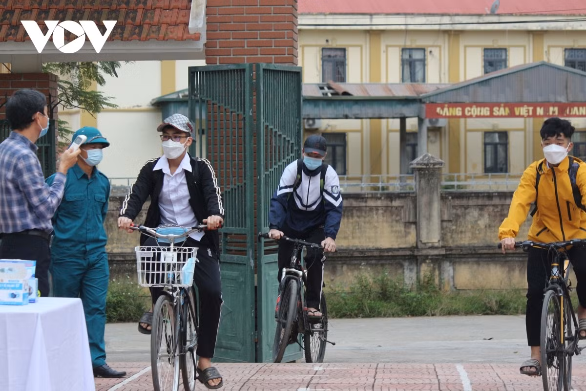 Hanoi schools reopen to ninth graders across 17 suburban districts ảnh 3 Ha Bang Secondary School in Thach That district prepares to welcome the return of sixth and ninth graders two weeks ago, although the plan changes due to the impact of the COVID-19 pandemic, with only ninth graders now allowed to return to school.