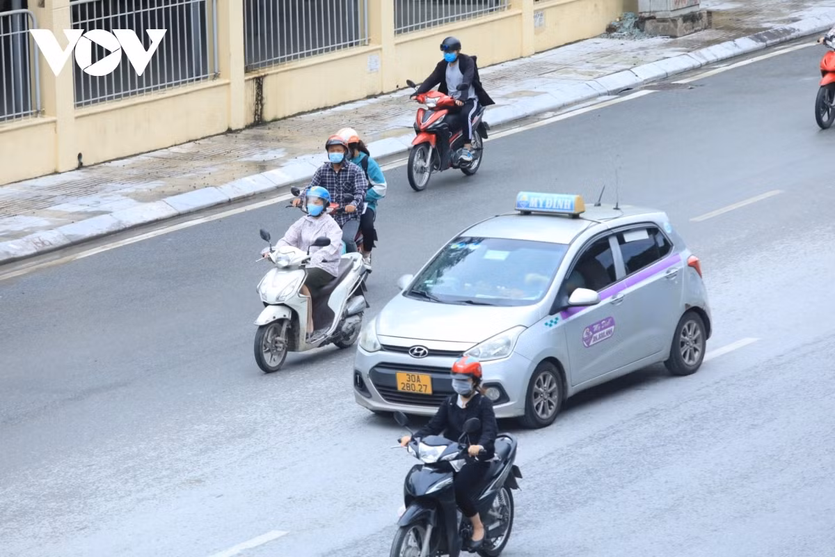 Only a few taxis can be seen during the rush hour.