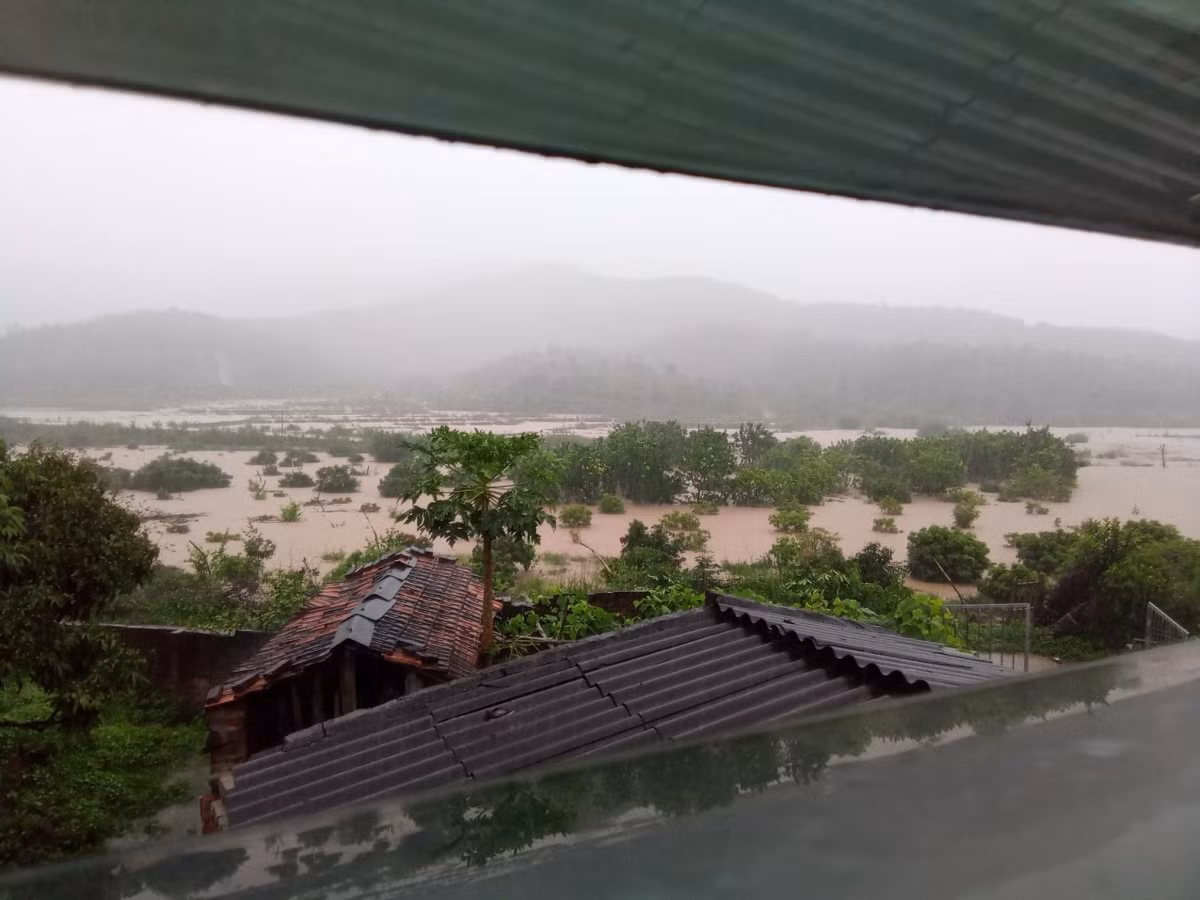 According to Nguyen The Thi, vice chairman of the People's Committee of Luc Ngan district, widespread floods from Lang Son province and heavy rains which began at midnight of May 9 caused water levels of local rivers to rise rapidly.
