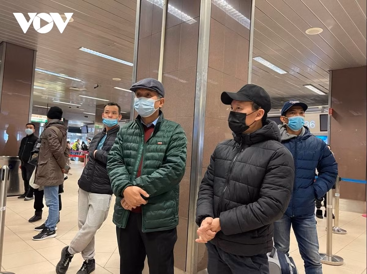 &nbsp; Ambassador Dang Tran Phong gives his regards to Vietnamese evacuees before they board the plane.