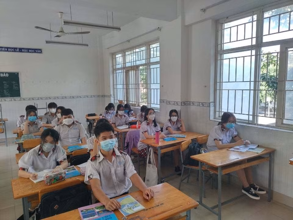 HCM City high schools reopen after half a year of closure due to COVID-19 ảnh 8 Students still under COVID-19 quarantine will continue to attend online classes.