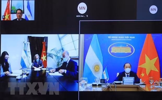 Vietnamese Deputy Minister of Foreign Affairs Nguyen Quoc Dung (L) and his Argentine counterpart Pablo Anselmo Tettamanti&nbsp;&nbsp;co-chair the 8th Vietnam-Argentina political consultation via videoconference on May 31 (Photo:VNA)