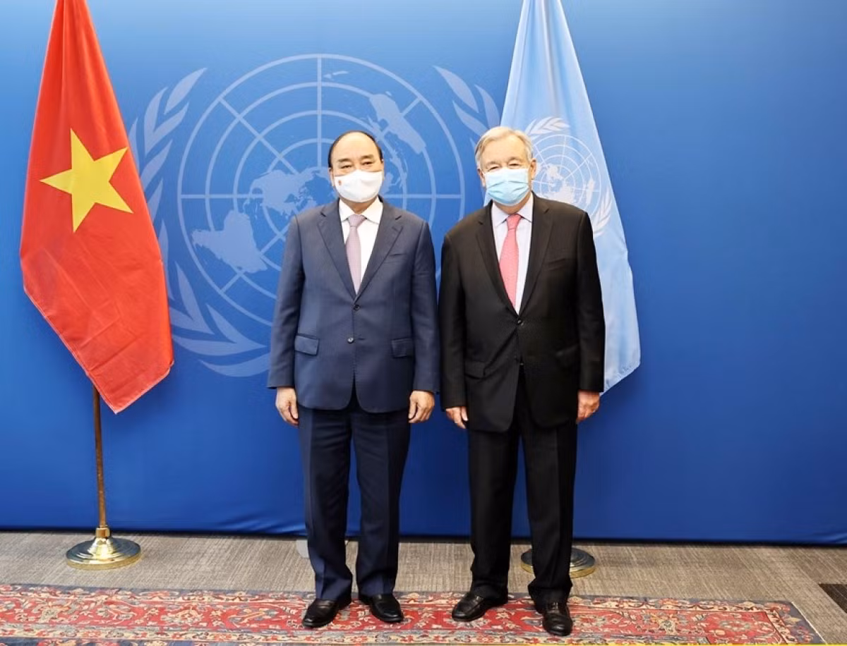 State President Nguyen Xuan Phuc (L) meets with UN Secretary General Antonio Guterres on the sidelines of the 76th UNGA in New York on September 21. (Photo: VNA)