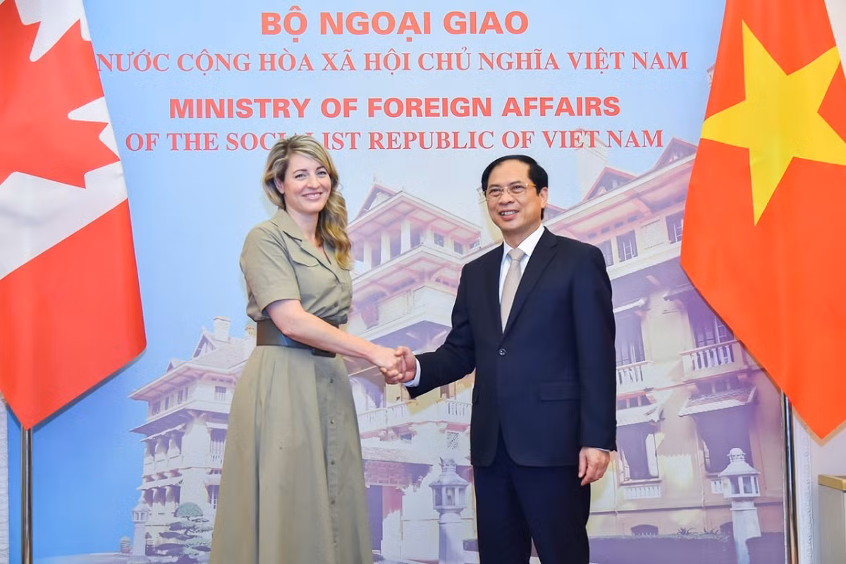 Vietnamese Foreign Minister Bui Thanh Son welcomes his Canadian counterpart Melanie Joly
