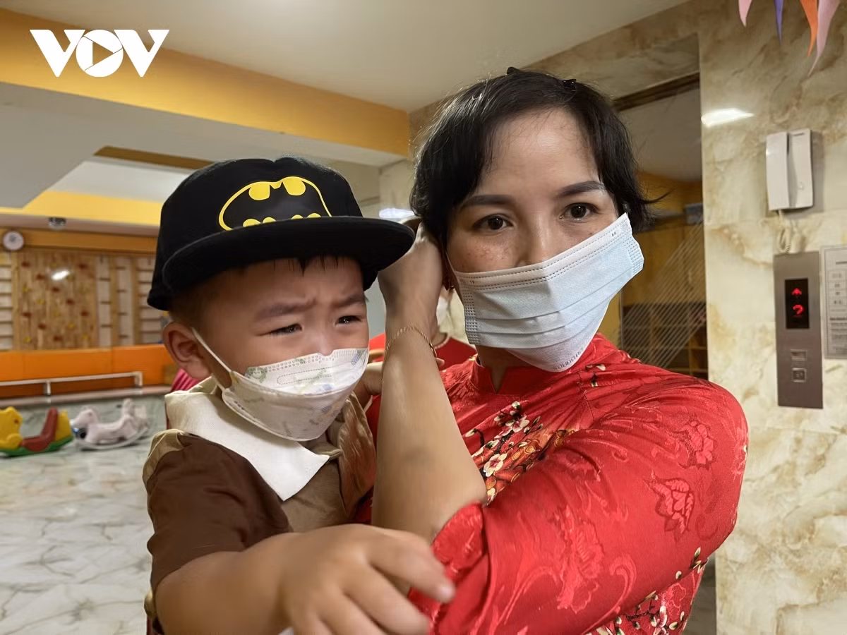 Some children burst into tears on the first day of going to school.