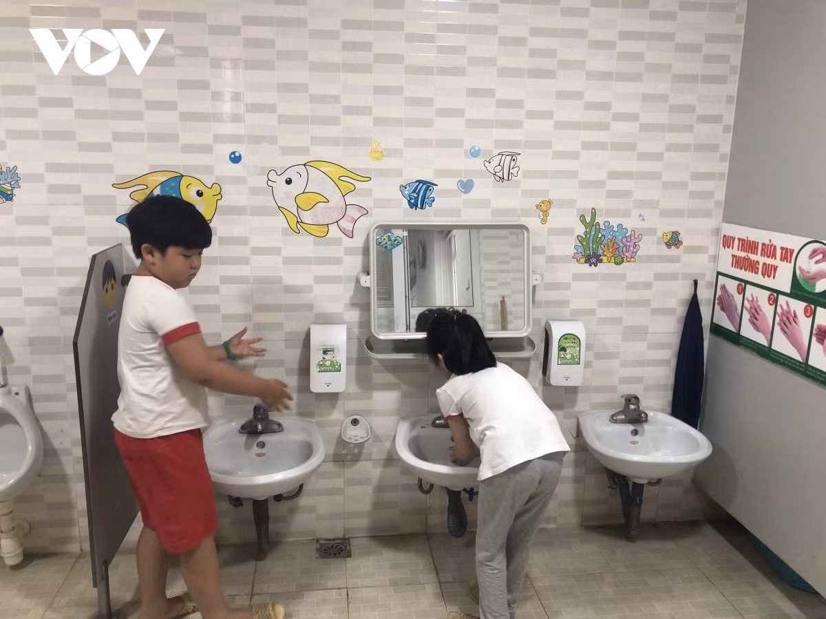Children are fully aware of the need to wash hands and follow the Health Ministry’s pandemic prevention orders before entering class.