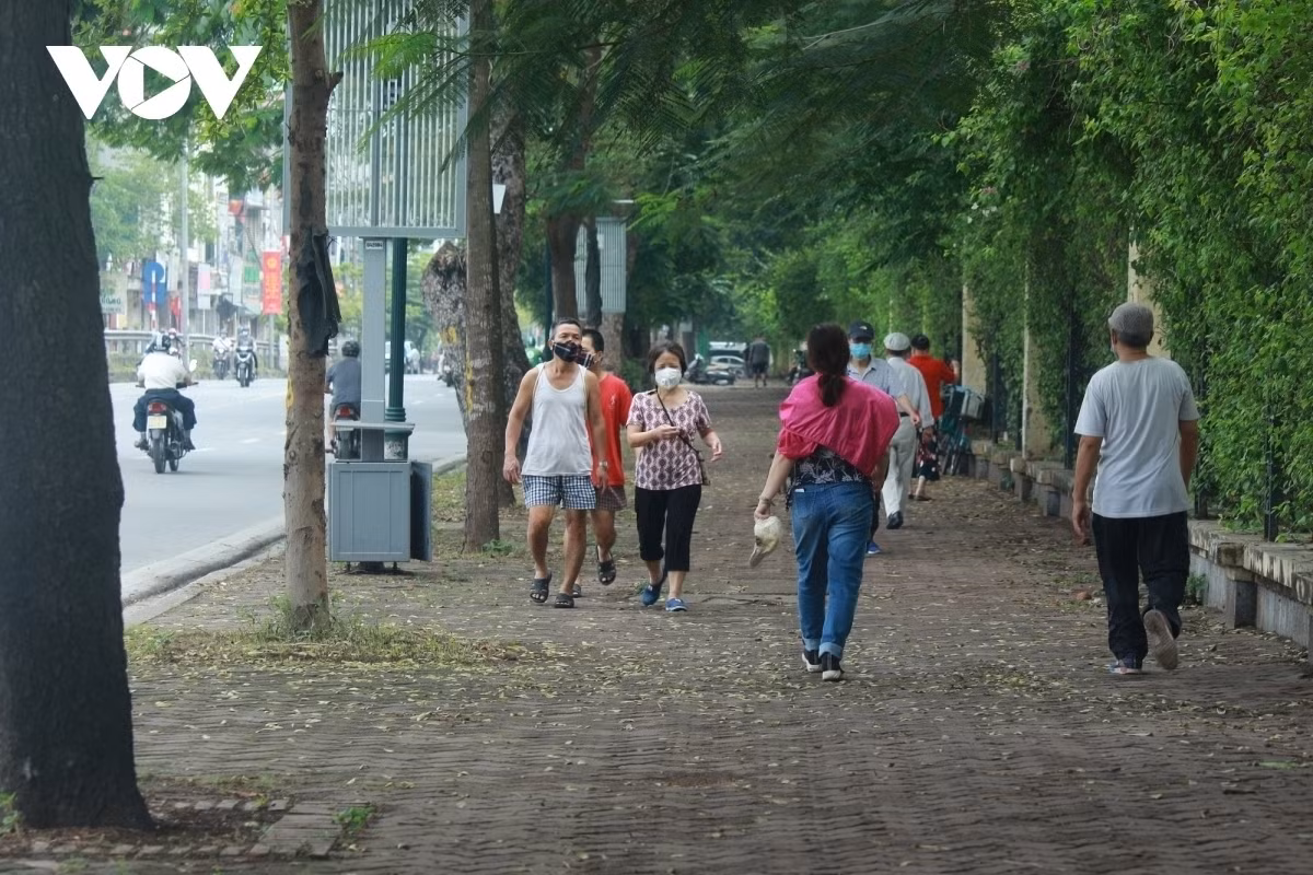 Hanoi reopens outdoor activities and shopping centres ảnh 1
