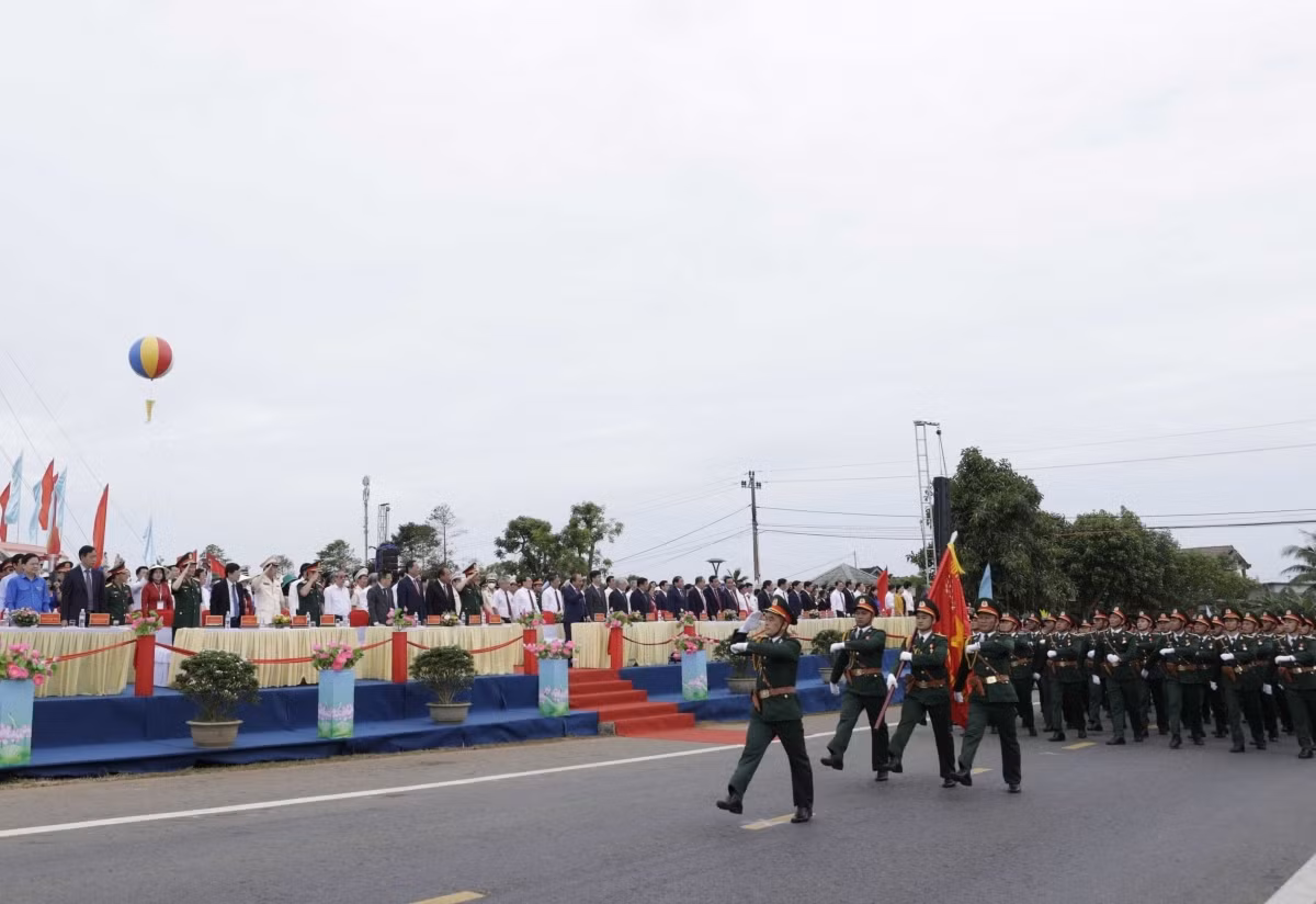 Flag-raising ceremony marks National Reunification Day ảnh 6