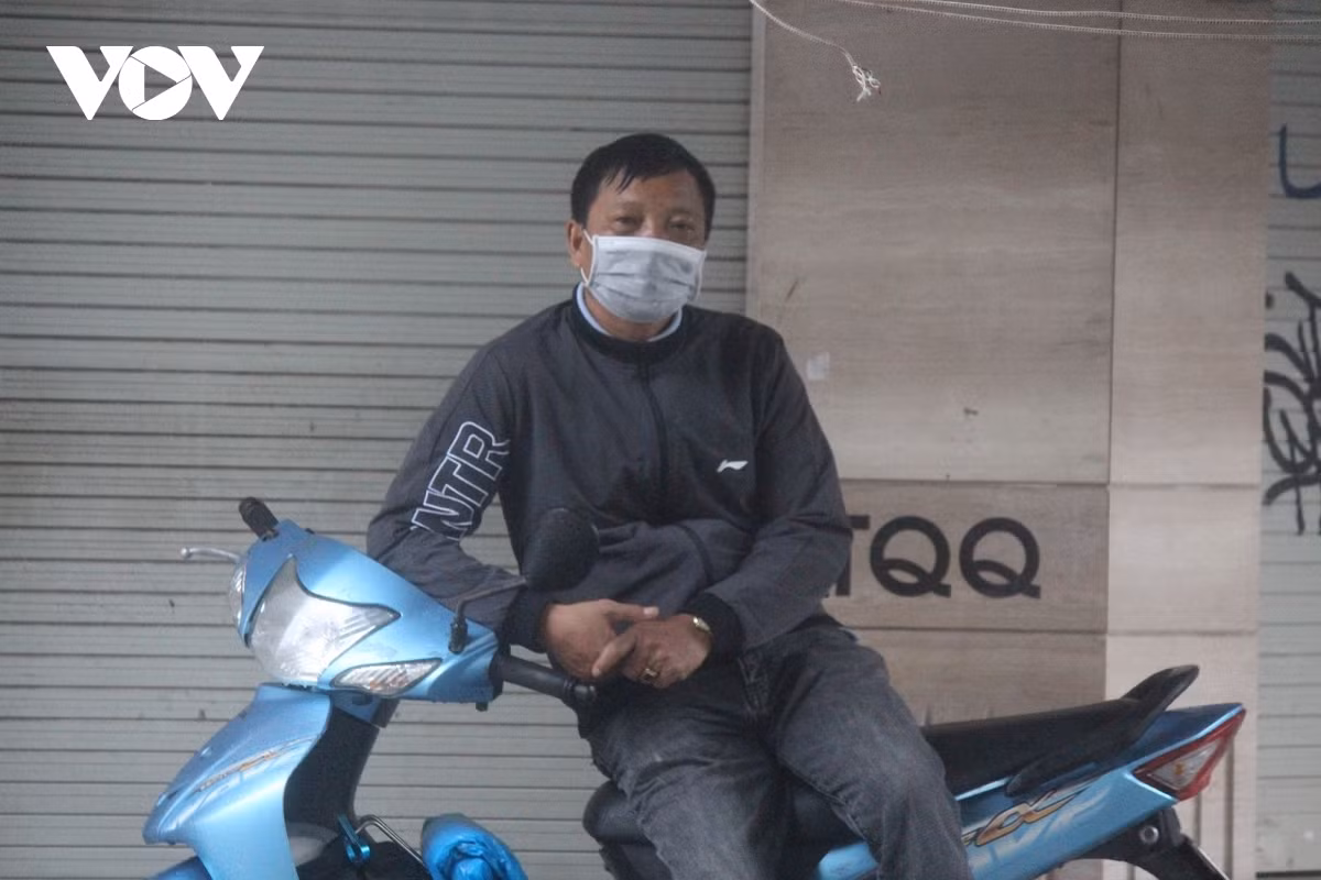 A ride-hailing service provider patiently waits for customers in the morning.