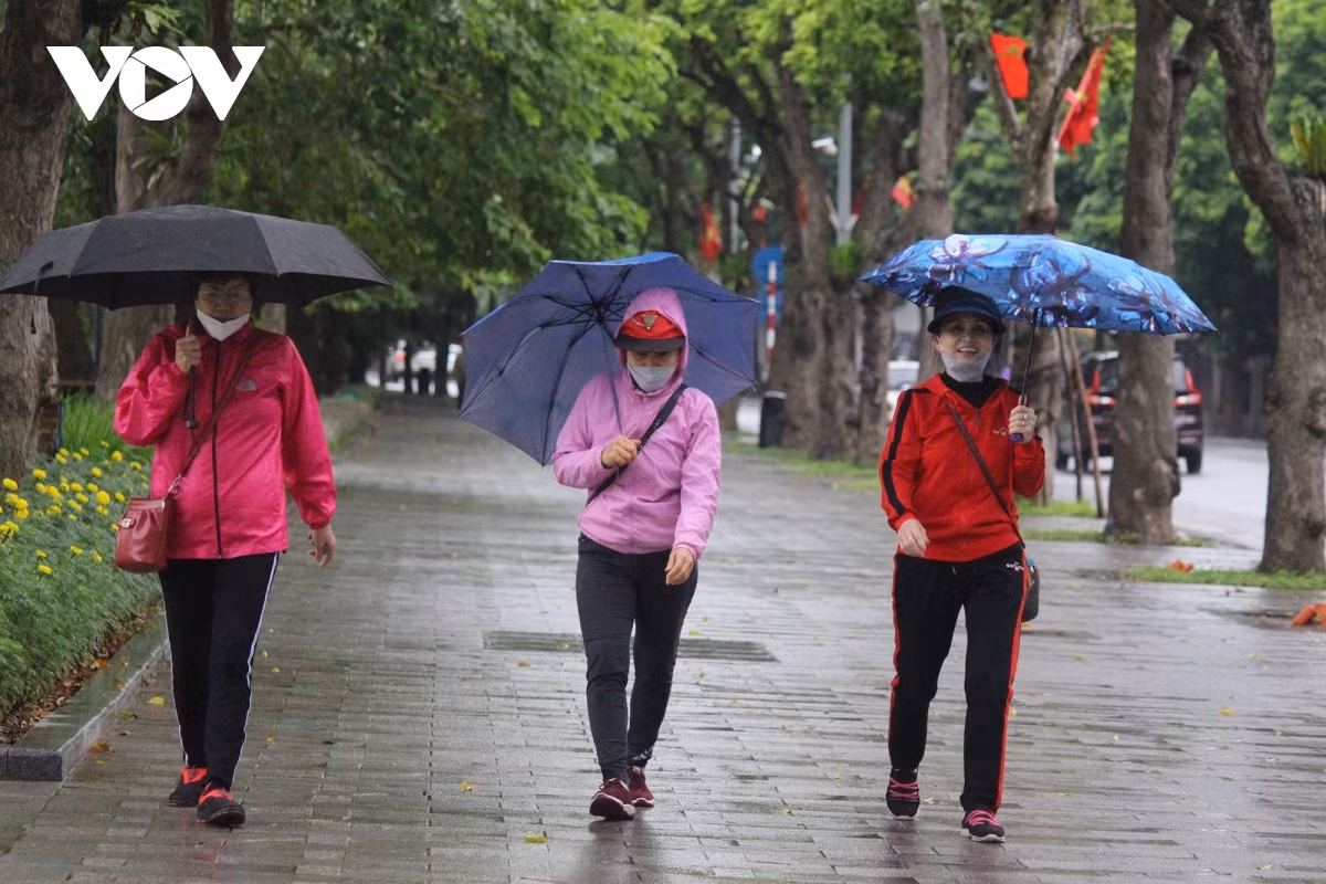 Low temperatures are accompanied by drizzles which strike the capital on October 18 - 19, causing some difficulties for commuters when hitting the road.