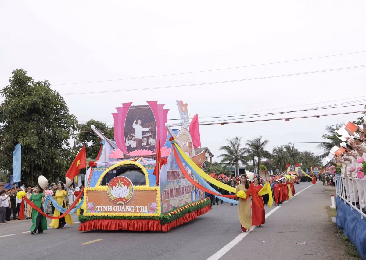 Flag-raising ceremony marks National Reunification Day ảnh 8