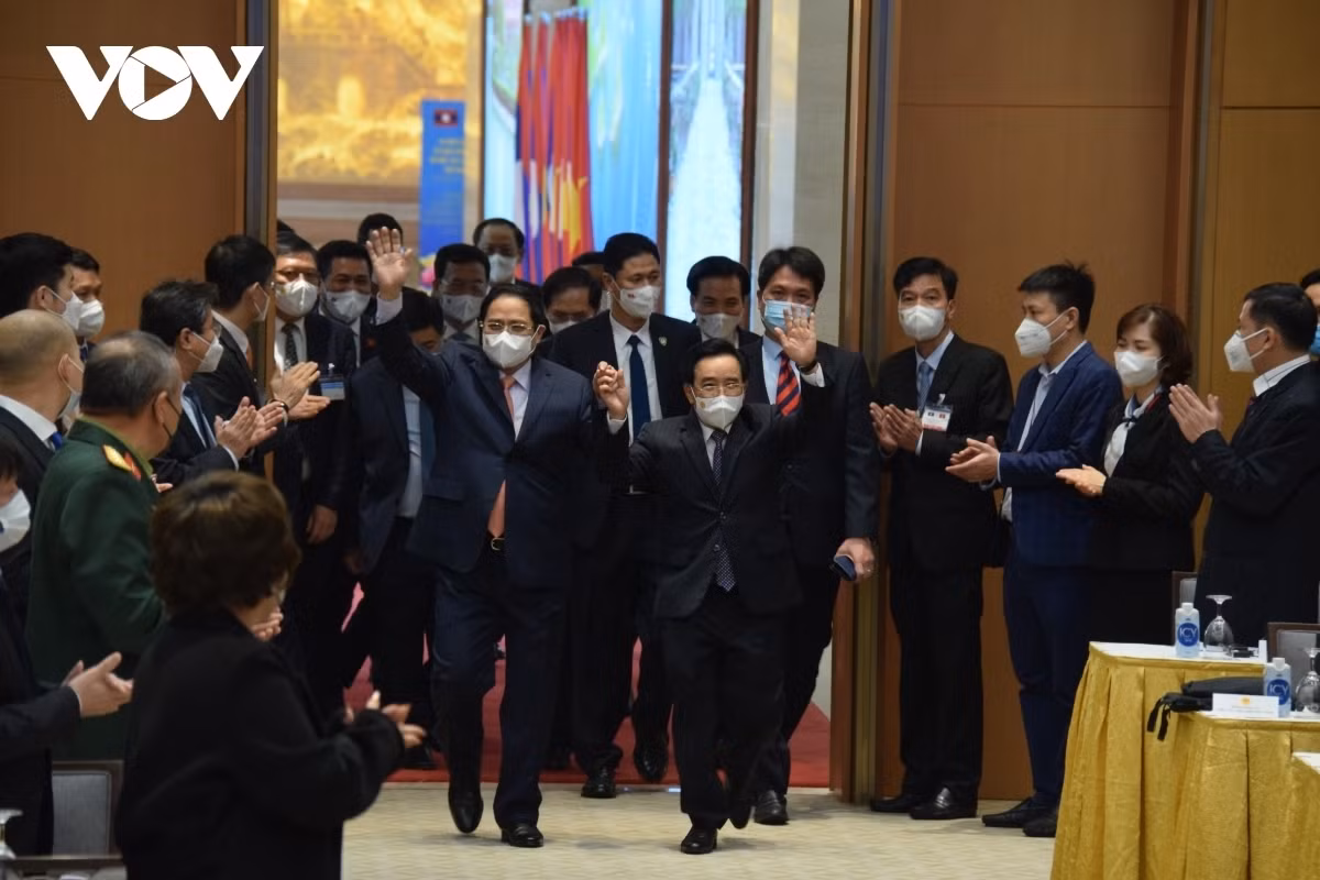 Highlights of Laos PM’s visit to Vietnam in photos ảnh 13 PM Chinh and PM Viphavanh meet with 60 Vietnamese and 20 Lao enterprises in Hanoi on January 10.