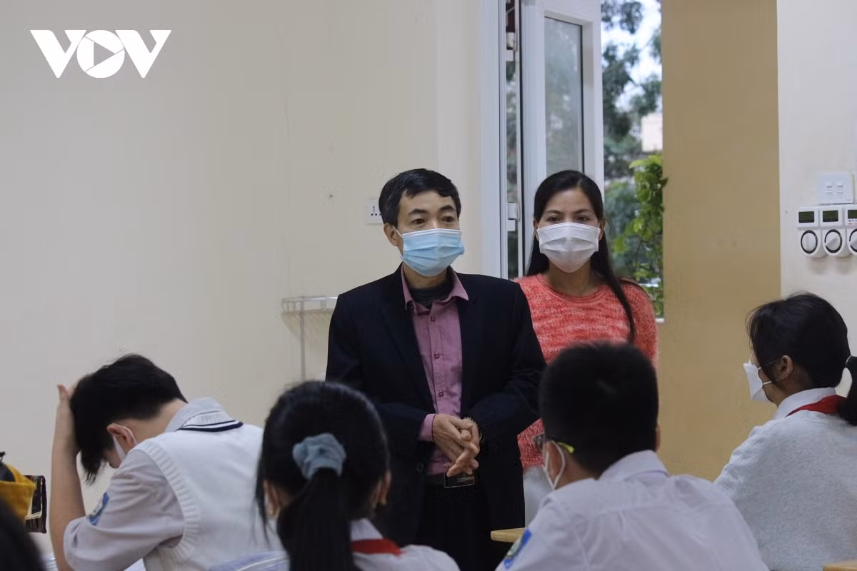Hanoi schools reopen to ninth graders across 17 suburban districts ảnh 8 Nguyen Van Xuan, principal of Ha Bang Secondary School, urges each student to maintain a safe distance from each other and follow the Health Ministry’s 5K message for COVID-19 combat.