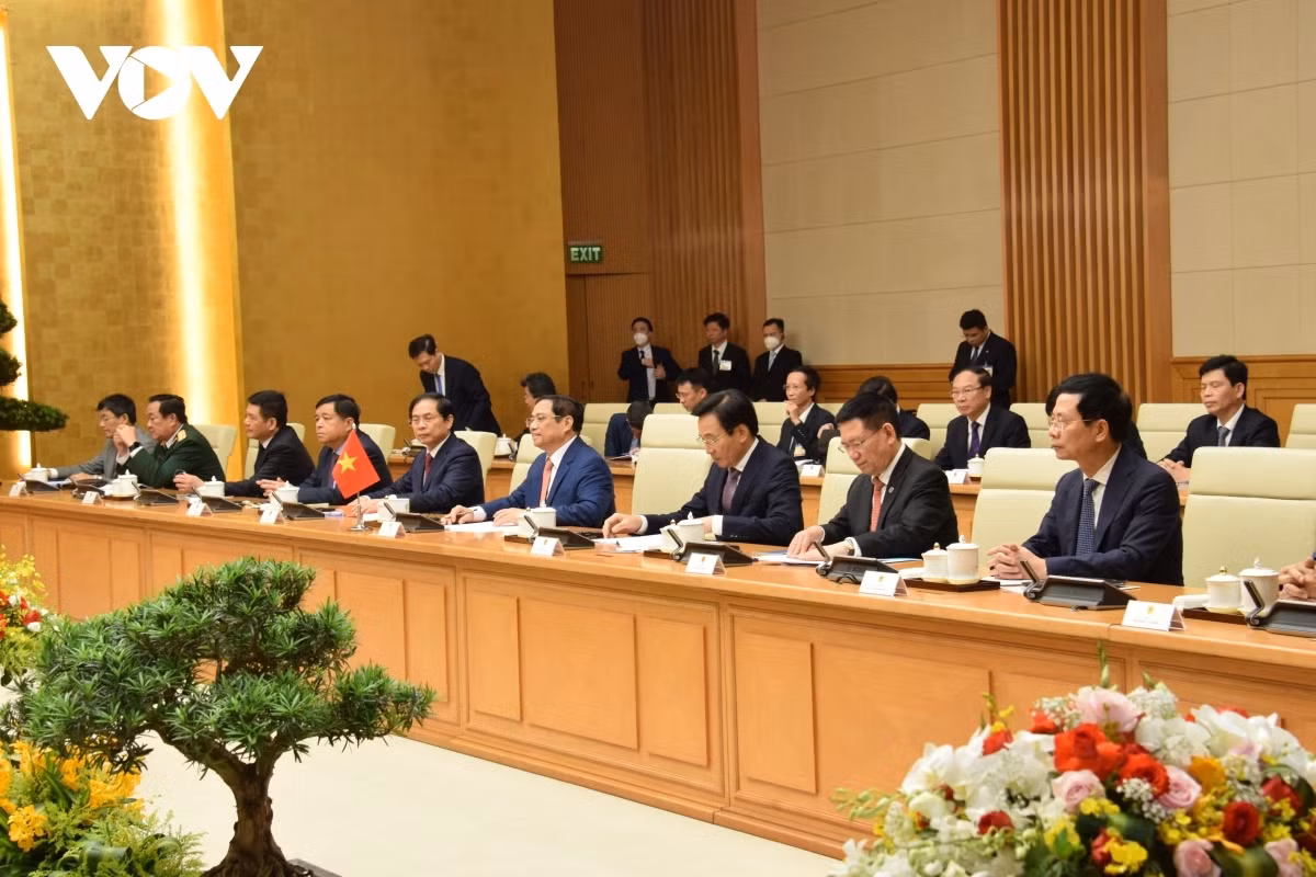 Official welcoming ceremony for Japanese PM in Hanoi ảnh 9