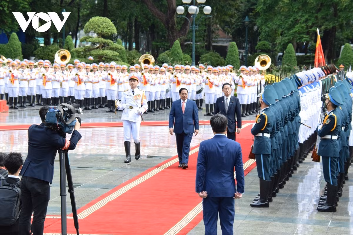 The two leaders review the guard of honour.
