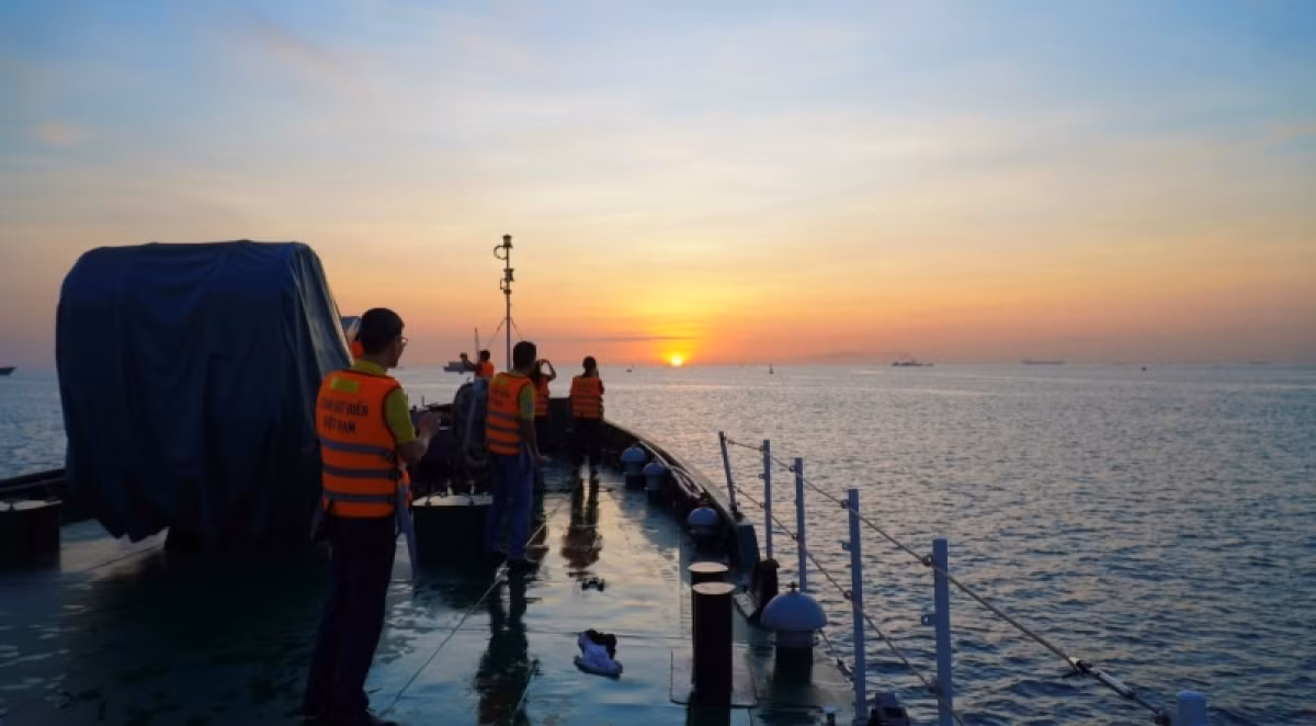 when journalists work at sea, on islands picture 1