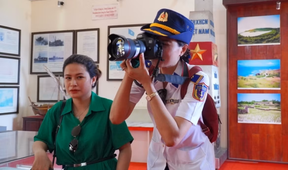 when journalists work at sea, on islands picture 9