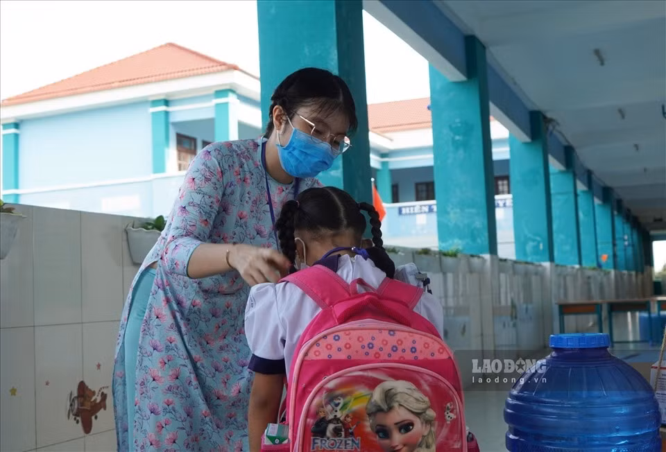 First HCM City school reopens the door to pupils as COVID-19 under control ảnh 8 Pupils are set to study at the school for the whole day from October 20.