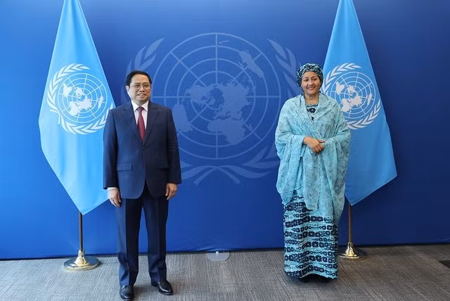 Vietnam strongly supports multilateralism, says PM ảnh 1 Prime Minister Pham Minh Chinh (L) and UN Deputy Secretary-General Amina Mohammed in New York on May 16 (local time) - Photo: VGP