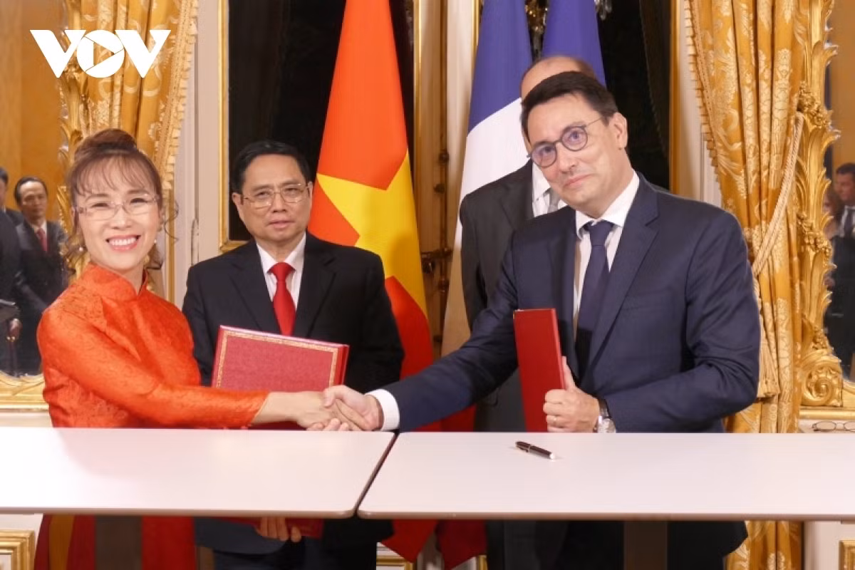 Vietnam, France sign numerous cooperation agreements, MoUs ảnh 1 Vietjet Air CEO Nguyen Thi Phuong Thao and Alexandre Ziegler, Senior Executive Vice President, International and Public Affairs of Safran sign a comprehensive strategic cooperation agreement.