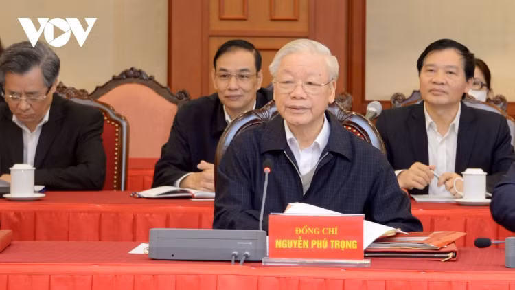 Party General Secretary Nguyen Phu Trong chairs the meeting reviewing the implementation of a Politburo resolution on Hanoi's development for 2011-2020.