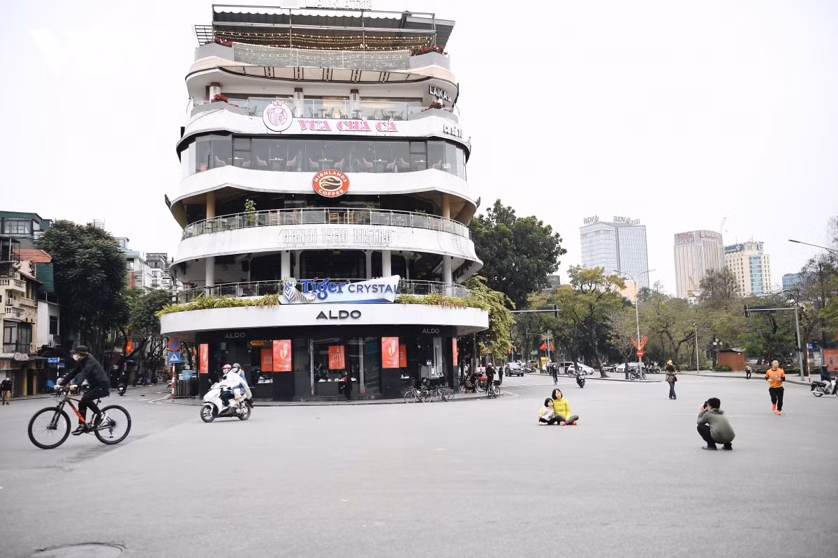 Peaceful and tranquil Hanoi on first day of Lunar New Year ảnh 5 A woman and her children come together to pose for a photo on a quiet street in the capital.