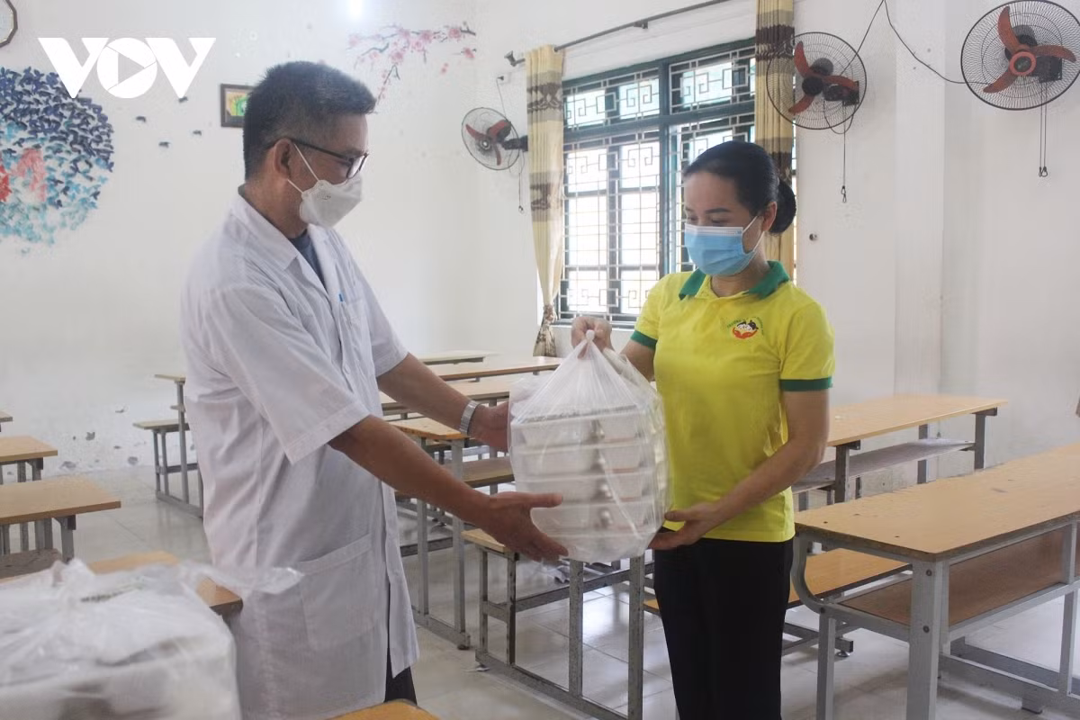 Each of the free meals are delivered each day to healthcare workers who perform COVID-19 tests and vaccinations within the locality.